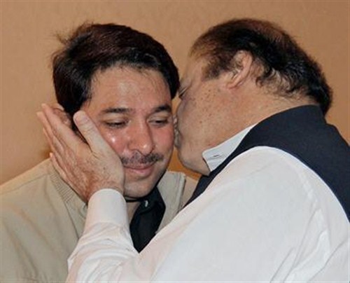 Muhammad Afzal Khokhar recive kiss from PM