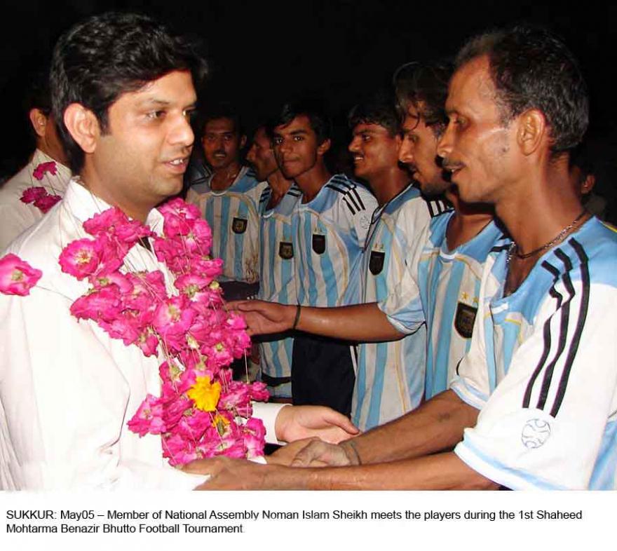 Nauman Islam Shaikh meets with players