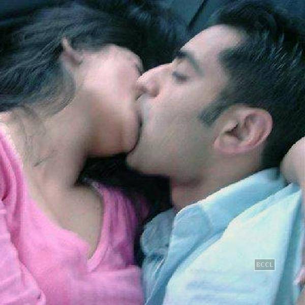Hina Rabbani And Bilawal Butto Kissing Seen