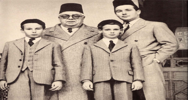 Sir Sultan Muhammad Shah With Family