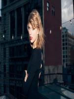 Taylor Swift  In Black Dress