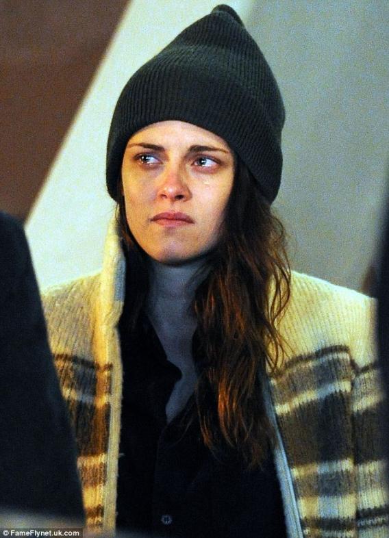 Kristen Stewart breaks down in tears