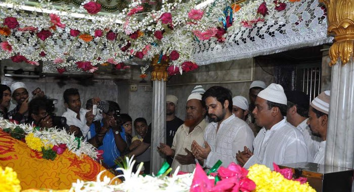 Emraan Hashmi Visits Mahim Dargah