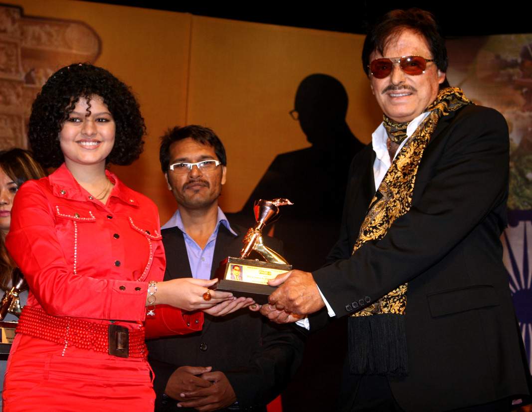Sanjay Khan Distributing Awards