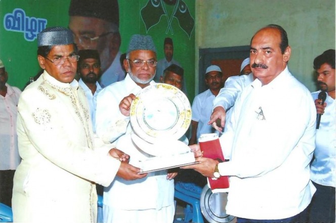 K. M. Kader Mohideen With Award