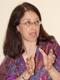 Gloria La Riva adressing comrates