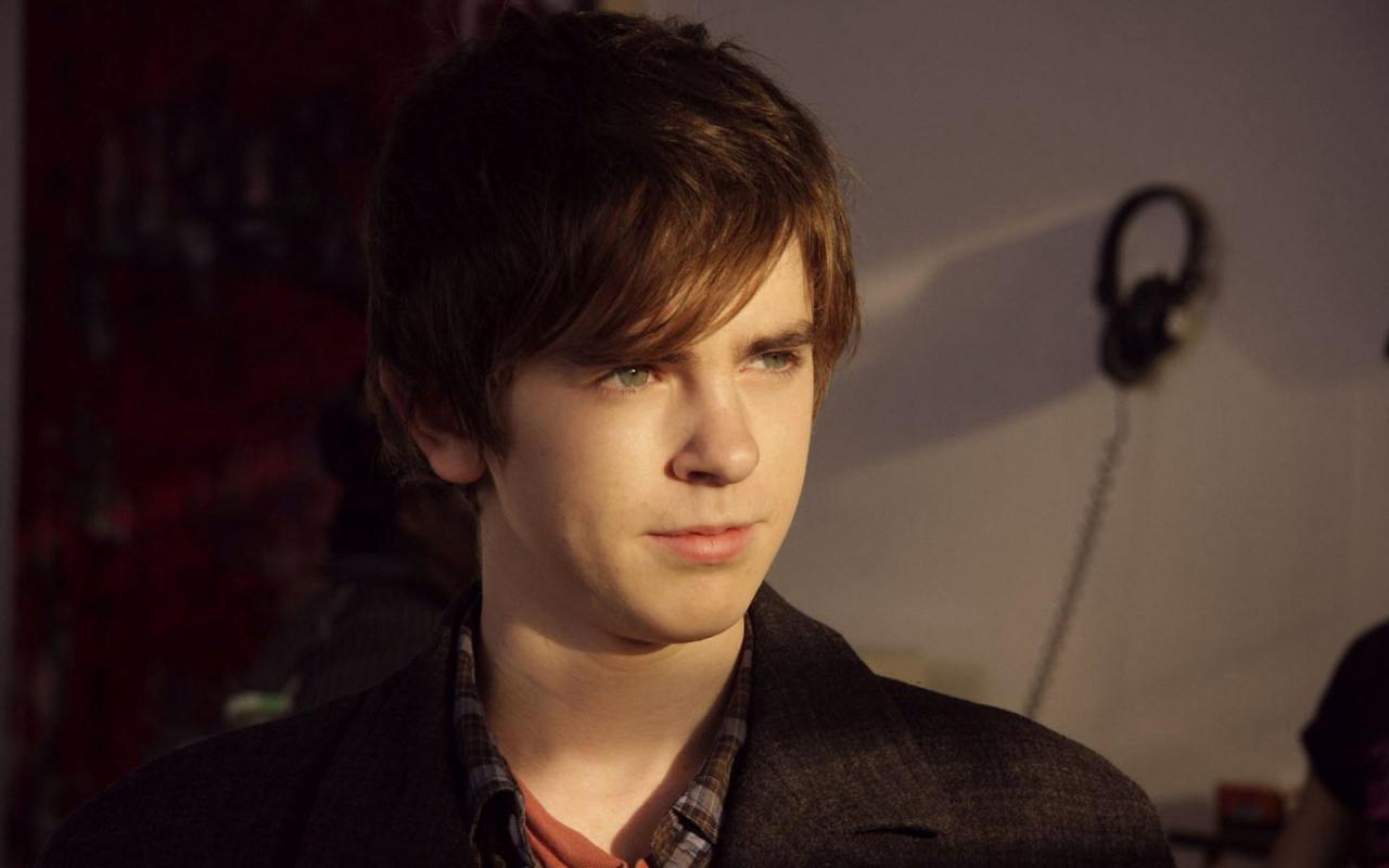 Freddie Highmore in Toast