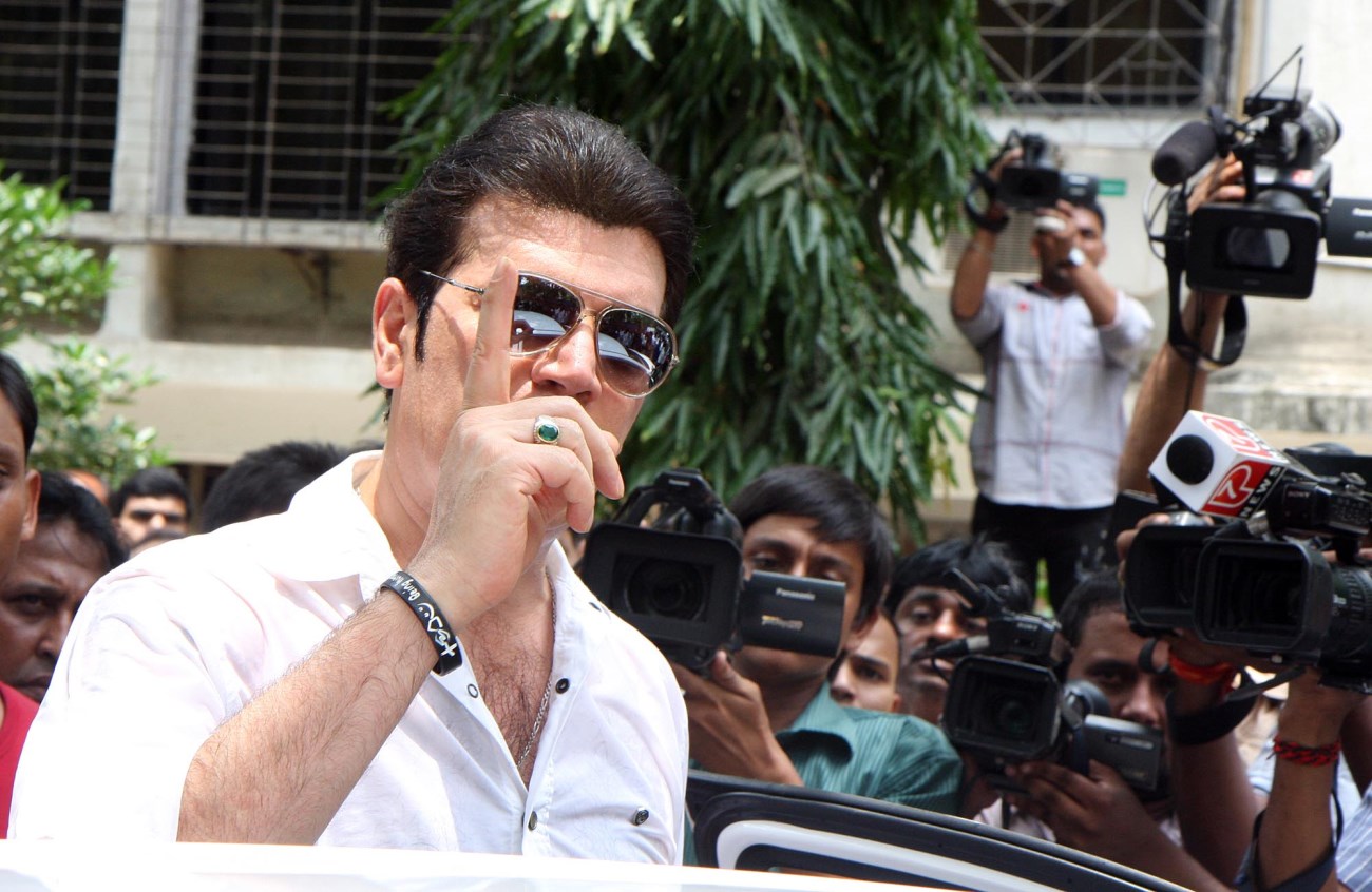 ADITYA PANCHOLI MISBEHAVES WITH THE MEDIA AT JIAH'S FUNERAL