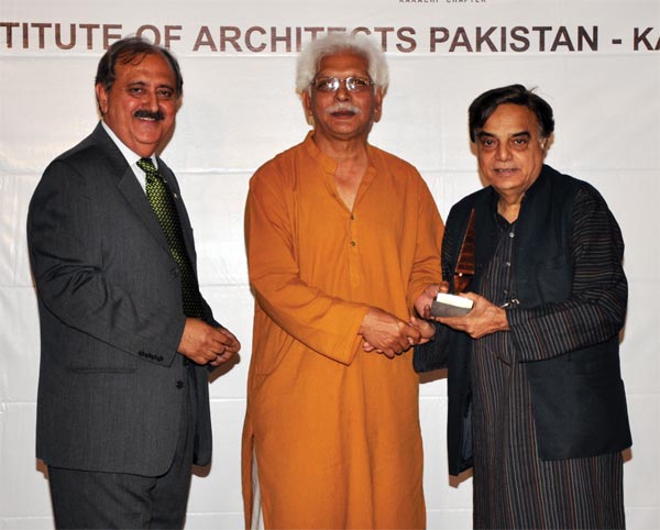 Nayyar Ali Dada Reciving Award