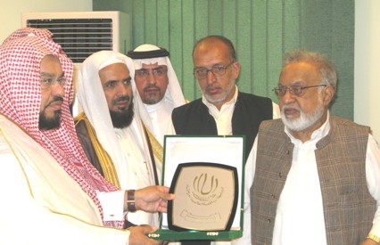 Zafar Ishaq Ansari Reciving Award