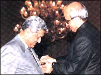 Abdul Qadeer Khan Reciving award