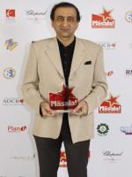 Mir Shakil ur Rehman With Award