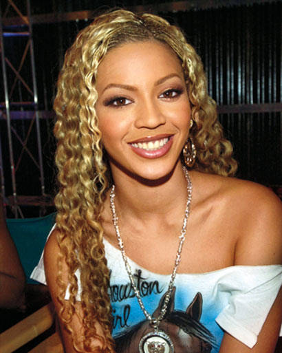 Beyonce Knowles similing picture