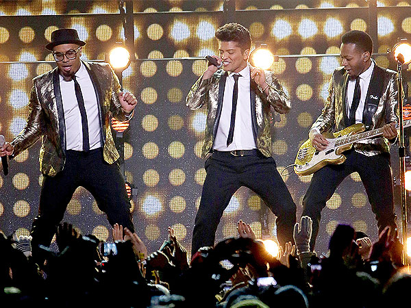 Bruno Mars singing and dancing picture