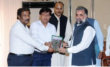 Murtaza Javed Abbasi reciving shield