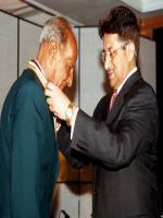 Israr Ali Receiving Medal From President Of Pakistan