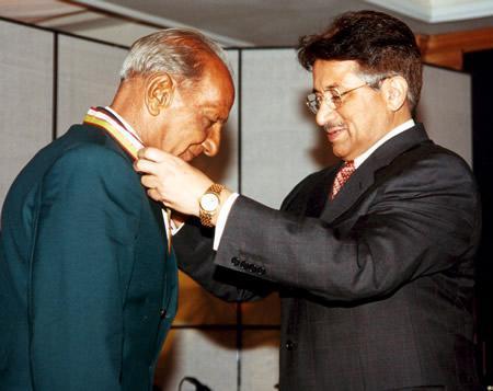 Israr Ali Receiving Medal From President Of Pakistan