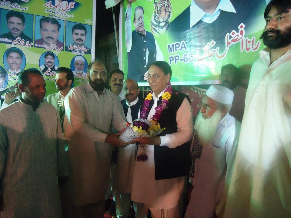 Rana Muhammad Afzal Khan Reciving Gifts