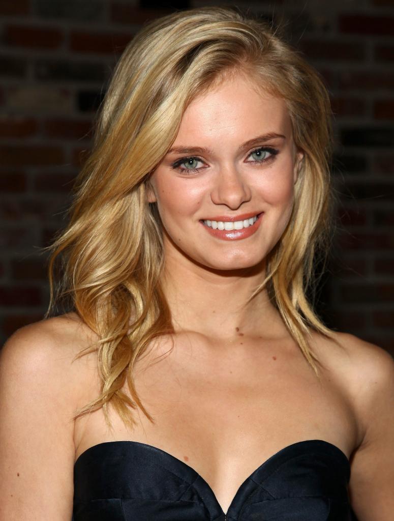 Sara Paxton Modelling Pic