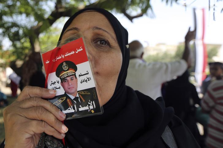 Women Kissing El-Sissi Photo After Winnig Election