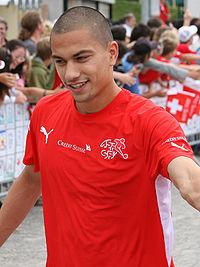 GÃ¶khan Inler shaking hand with fans