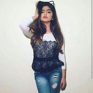 Hala al turk in Jeans