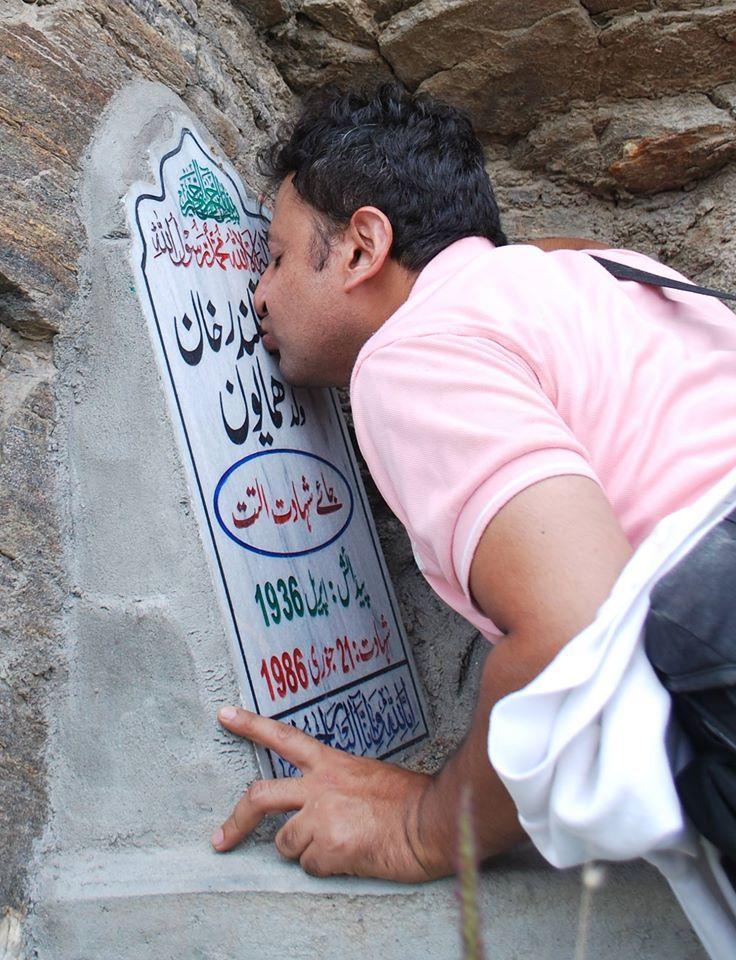 Qalander at his Fathers Tomb