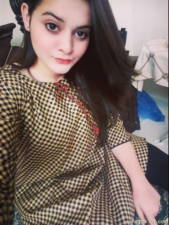 Minal Khan Selfii