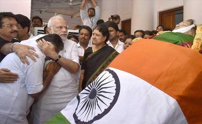 PM Paid Tribute To Jayalalithaa, He Hugged Chief Minister Panneerselva