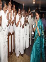 Spotlight on who will be Sasikala’s pick for CM?job