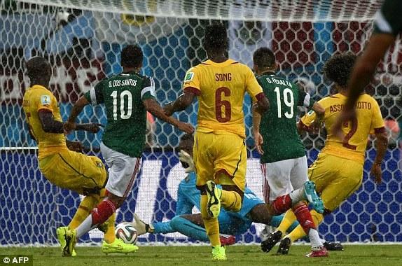 Mexico's forward Oribe Peralta scores to put his country 1-0 up