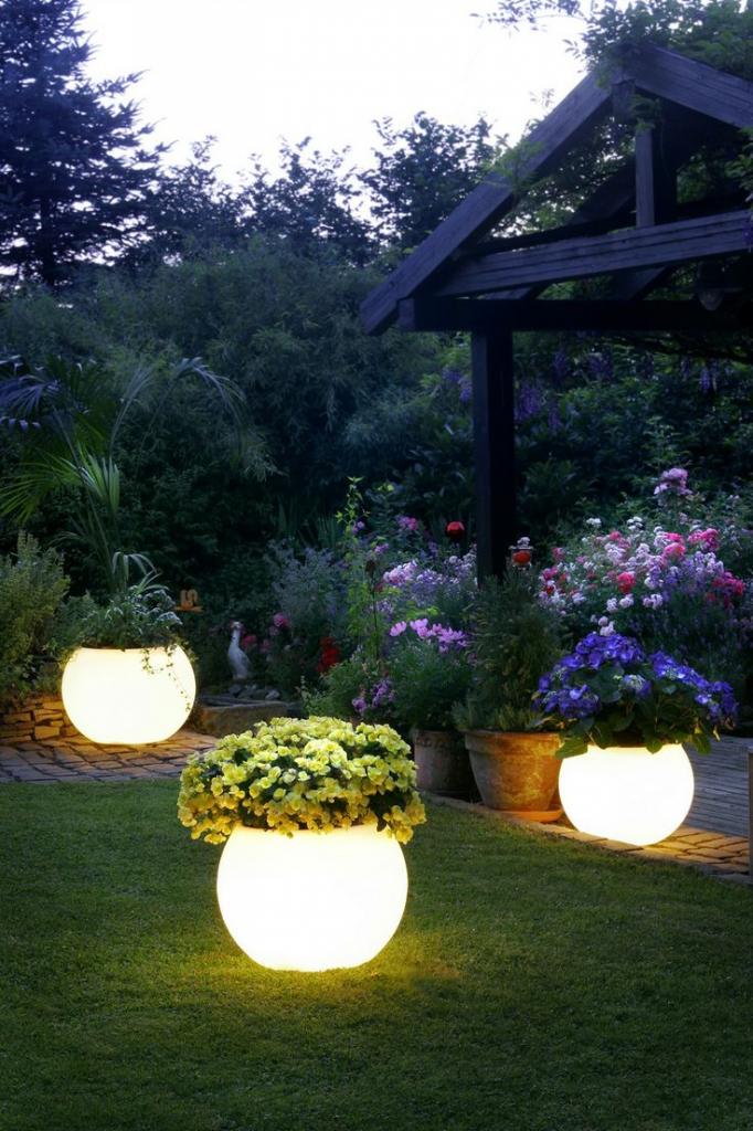 Lighted planters. So awesome!