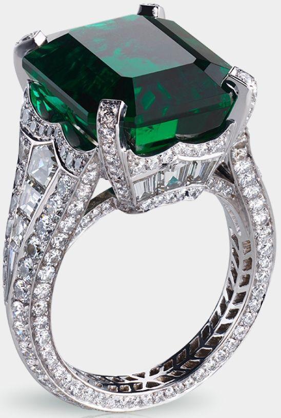 Centered by a 13.73 carat emerald and featuring 14 baguette diamonds and 251 round diamonds totaling 5.62 carats. Via Diamonds in the Library