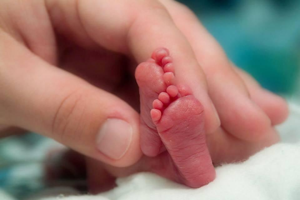 4 Amazing Photos of Tiny Little Baby Feet