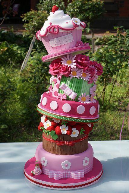 Amazing cake - love the strawberries and the giant cupcake!